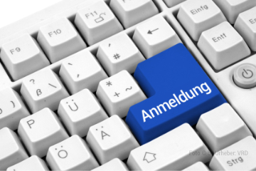 Bildauszug einer Tastatur mit einer blauen Entertaste mit der Aufschrift »Anmeldung«